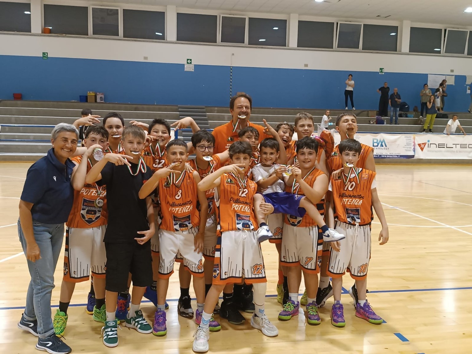 Bambini e bambine del minibasket INVICTA